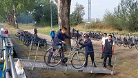 De fietsen worden van boord gehaald