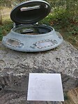 Deksel van een tank in het bos