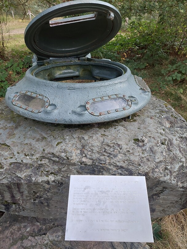 Deksel van een tank in het bos