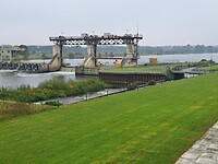 De stuwdam in sluis Sambeek met op de voorgrond de 'vistrap'.