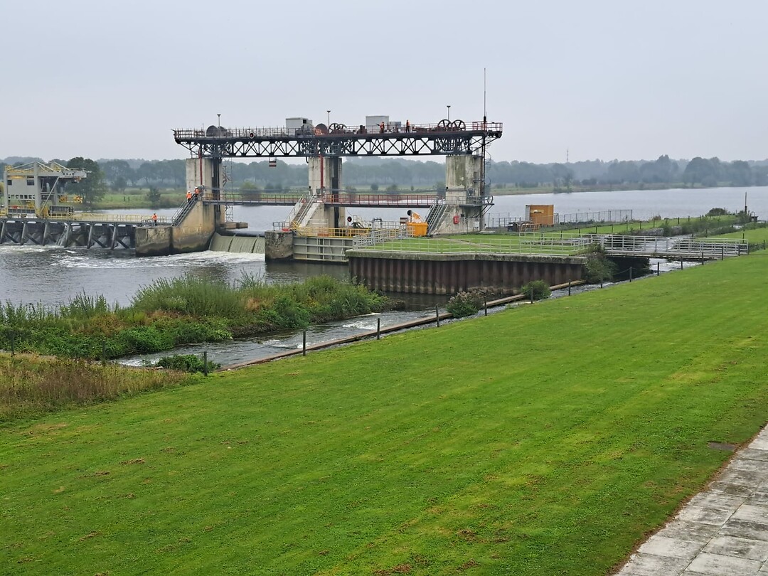 De stuwdam in sluis Sambeek met op de voorgrond de 'vistrap'.