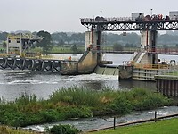 De stuwdam in het brede deel van de Maas