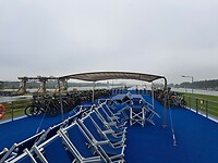 Het bovendek met de fietsen en de zonnestoelen