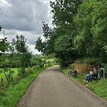 Bij gebrek aan een koffietent lekker even langs de kant op een bankje
