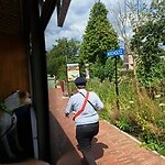 De conducteru/kaartjesknipper moet ook handmatig de slagbomen openen en sluiten