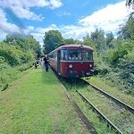 Vera zit op de stoel van de machinist van de railbus
