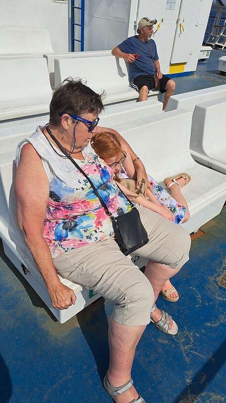 Livia valt in slaap op de ferry terug