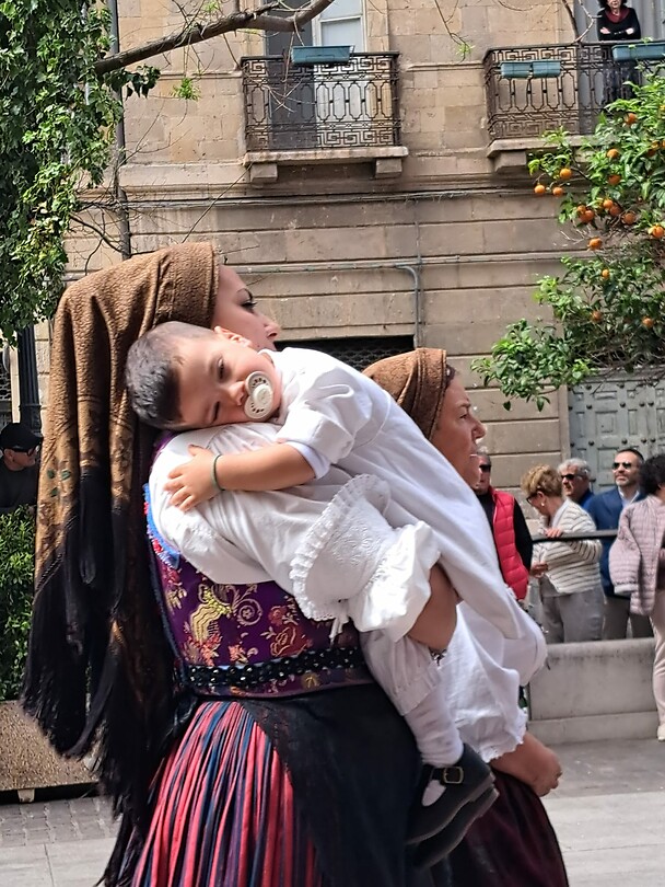 Baby's, peuters en kinderen gaan gewoon mee in de processie