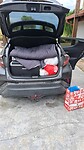 de overvolle kofferbak van onze auto