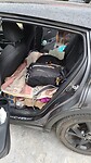 De volle achterbank van onze auto