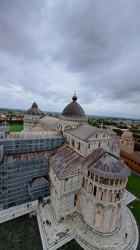 Uitzicht op de Dom en het Baptiserium vanaf de toren van Pisa