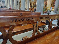 Namen gegraveerd in de kerkbanken van de Dom van Pisa