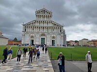 De voorgevel van de Dom van Pisa