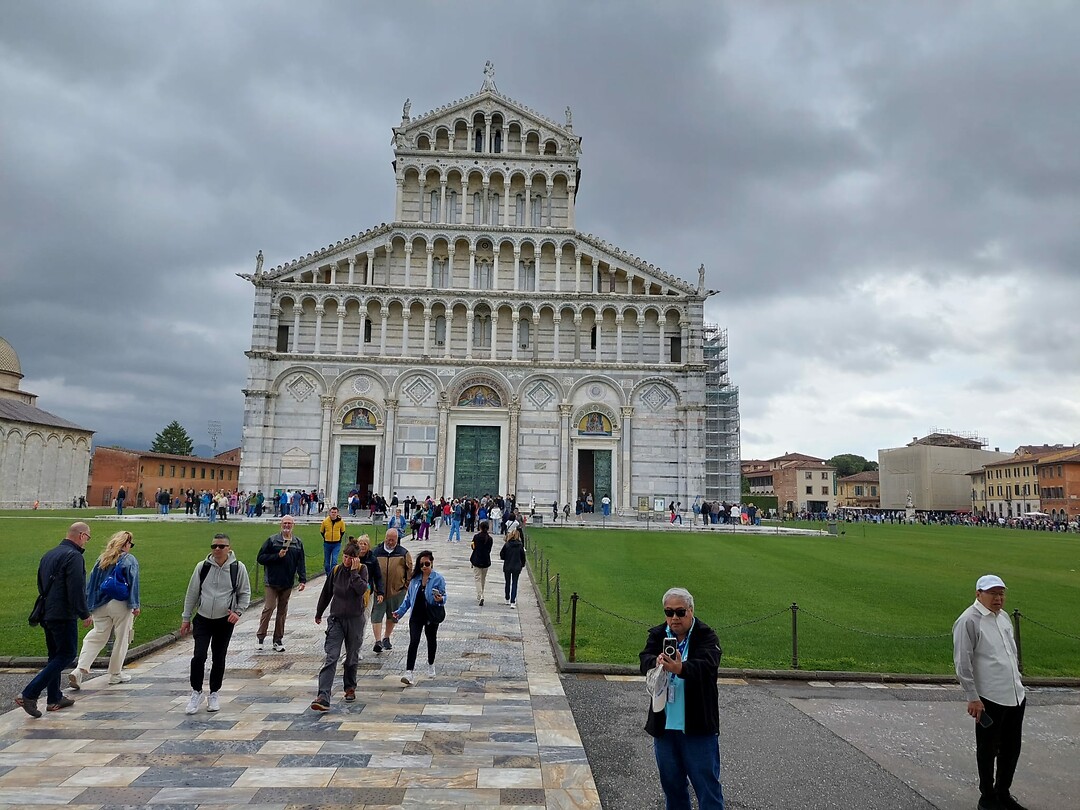 De voorgevel van de Dom van Pisa
