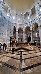 De achthoekige doopvont in het Baptiserium
