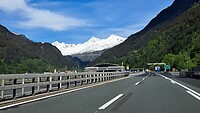 Mooie besneeuwde bergtoppen