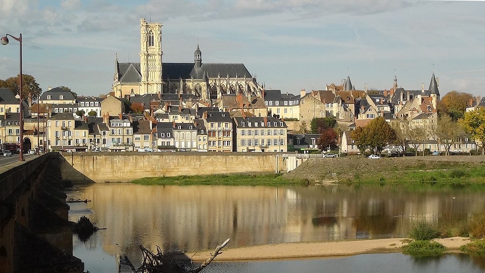 2010-11-04-020-FR-Nevers-M-Cathedral-E-La-Loire