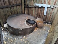 De wc met een bak stro ernaast.