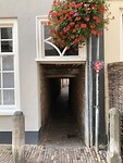 Door klein straatje in W. bij D.