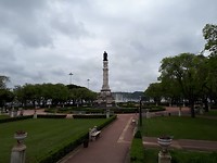 Een van de vele parken met standbeeld