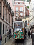 Een van de vele trams die door de stad rijden