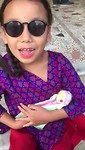 Chhechi is blij met haar cadeautje