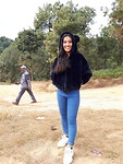 Aayushma met haar nieuwe jas