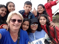 Met allemaal vreemde kinders op de foto