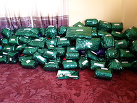115 kerstpakketjes met ieder3 cadeautjes