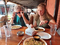 Newari bara eten met Ger en Ellen