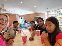 Met Chhechi, Saroj, Som en Bikram bij G-cafe