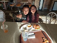 Chhechi en Asmita bij G-Cafe