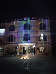 Het tehuis verlicht.