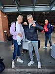 Op het vliegveld. Goede reis dames.