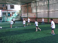 Voetballen.