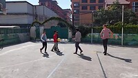 Voetballen.