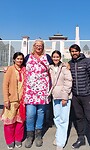 Met Goma, Nandasingh en Aayushma voor het royal palace