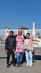 Met Nandasingh en Aayushma voor het royal palace.