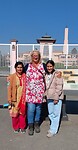 Met Goma en Aayushma voor het royal palace.