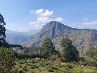 Uitzicht op Ella's Rock tijdens wandeling naar Little Adam's Peak