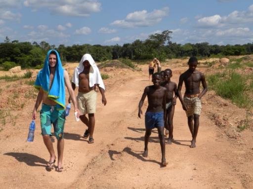 Lopen naar 't bauxiet terrein om lekker te zwemmen