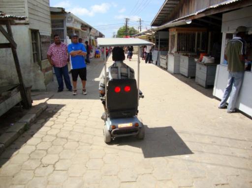 Scootmobiel met dak op de markt