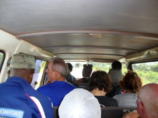 Busje naar Atjonie volgepakt met 13 man!