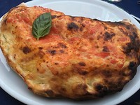 pizza eten op het pleintje