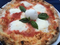 pizza eten op het pleintje