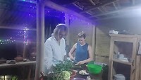 Mariette helpt mee in keuken.,  en