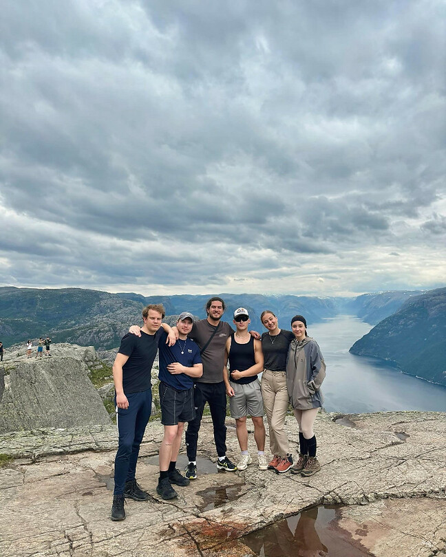 Groepsfoto bij de preikestolen hike