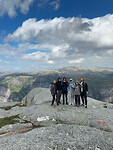Met mijn huisgenoten op de top van de preikestolen hike
