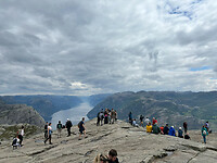 De top bij de preikestolen hike