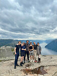 Met mijn huisgenoten bij de preikestolen hike